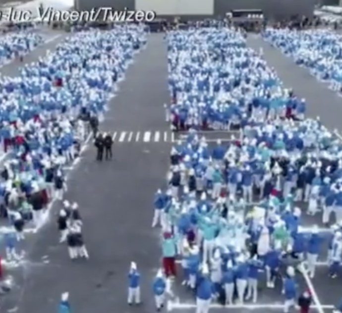 Coronavirus, 3500 persone vestite da Puffi al grido di: “Pufferemo il virus”. Sui social critiche furibonde