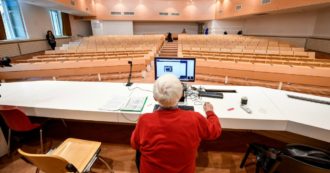 Copertina di Università, docenti divisi sulla didattica mista fino a febbraio 2021: “Così in Aula solo pochi eletti”. “Ma l’affollamento è un problema”