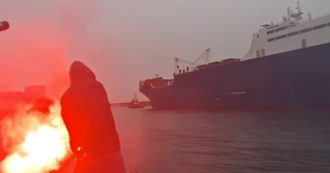 Copertina di Nave delle armi al porto di Genova, razzi e fumogeni contro l’imbarcazione: portuali gettano manichini in mare in segno di protesta