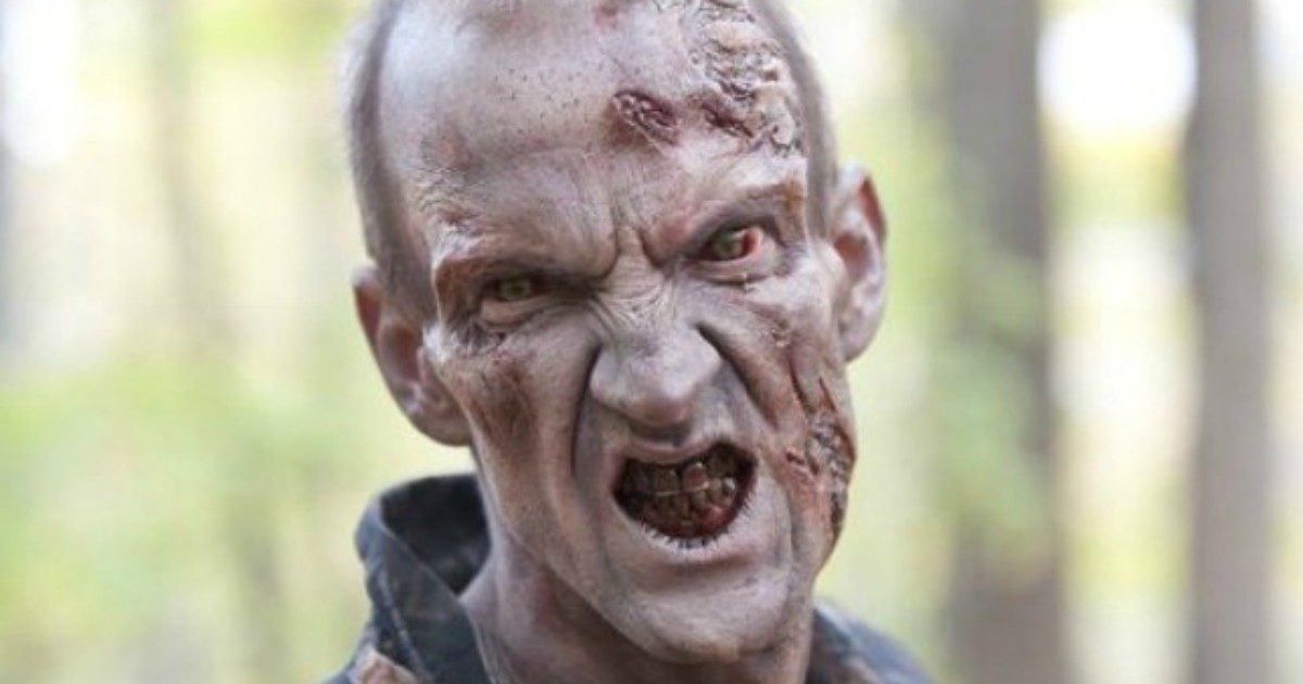 The Walking Dead, lo “zombie” Michael Mundy prende a morsi la fan cosplay innamorata di lui