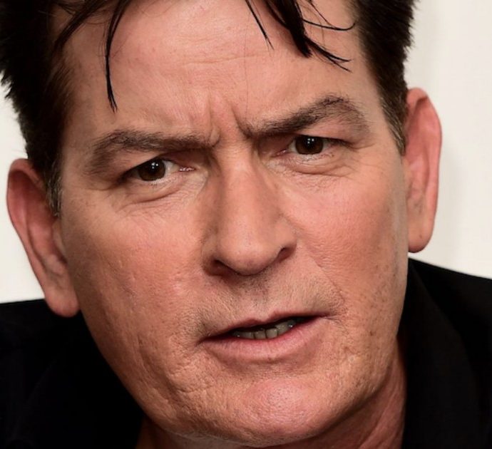 Charlie Sheen accusato di aver violentato il collega Corey Haim