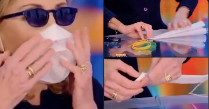 Coronavirus, Barbara Palombelli mostra come fare una mascherina con la carta da forno in diretta a Stasera Italia