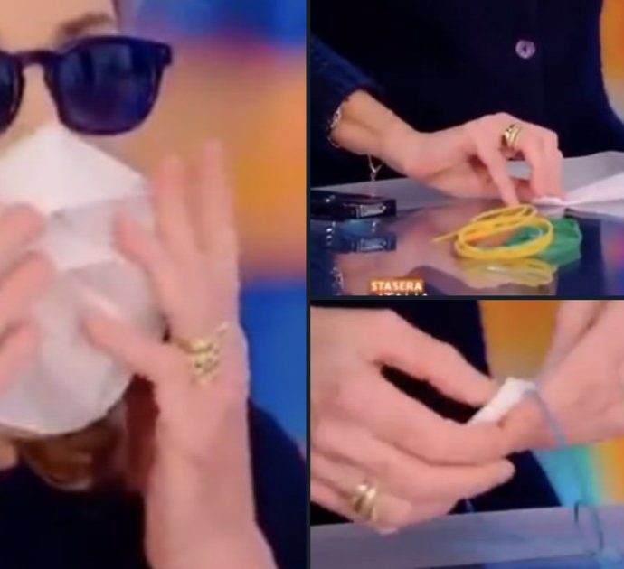 Coronavirus, Barbara Palombelli mostra come fare una mascherina con la carta da forno in diretta a Stasera Italia