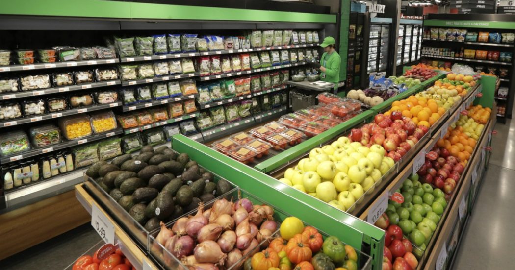 Spagna, nuove misure contro il carovita: azzerata l’Iva sugli alimenti di base. Sanchez: “Proteggiamo le classi medie e lavoratrici”