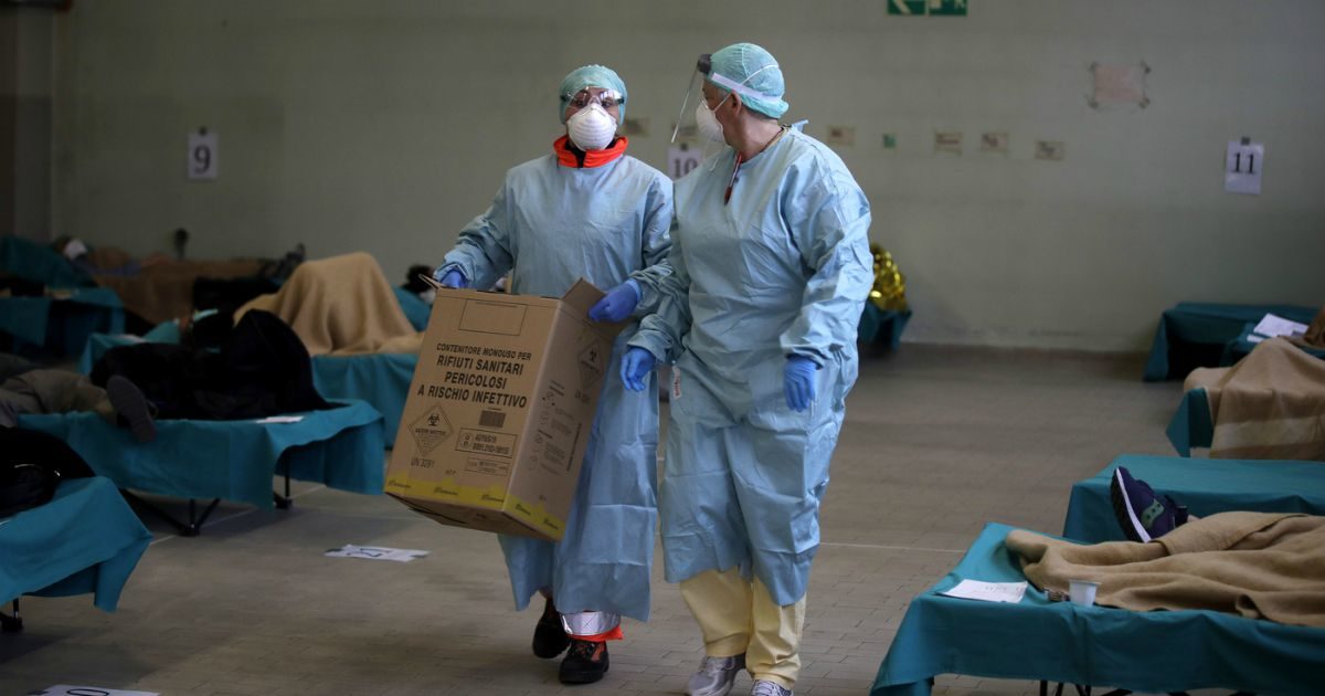 Coronavirus, i giornalisti francesi a Macron: “Impariamo dall’Italia, non c’è più tempo”. Dagli Usa alla Germania, l’allarme degli inviati