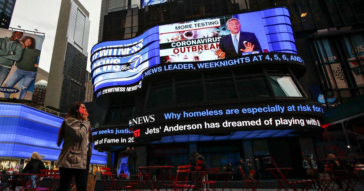 Coronavirus, consulente governo della Gb: “Prevediamo l’80% della popolazione contagiata”. Positivo funzionario brasiliano: aveva incontrato Trump. La Russia vieta l’ingresso a chi arriva dall’Italia