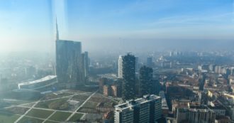 Copertina di Qualità dell’aria, nel 2021 le grandi città oltre i limiti: in Lombardia e Piemonte record di polveri e biossido. “È un’emergenza sanitaria, non soltanto ambientale”
