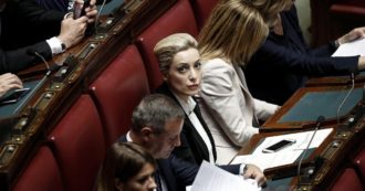 Lettere d’amore dall’esilio: Fascina e Silvio in fuga dal virus