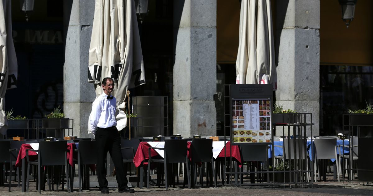 Coronavirus, boom di contagi in Francia e Spagna. Catalogna in isolamento. Berlino chiude i bar, in Grecia anche negozi. Oms: “Europa epicentro pandemia”. Bolsonaro: “Sono negativo”