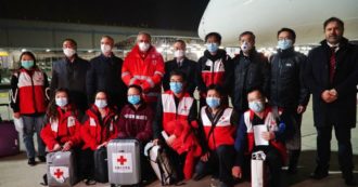 Copertina di Coronavirus, a Roma arrivano gli aiuti della Croce Rossa cinese e un team di esperti: “Donati mascherine e ventilatori, una parte al governo”