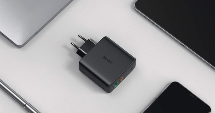 Aukey, caricatore USB da muro 60 W per smartphone e notebook, in offerta su Amazon con sconto del 24%.
