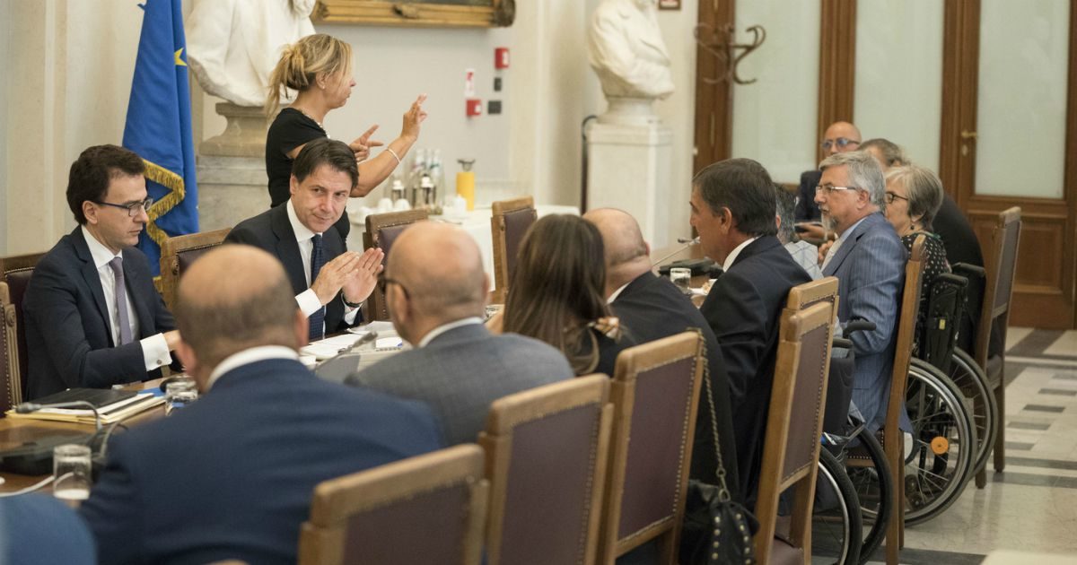 Decreto Rilancio, gli aiuti per i disabili: 90 milioni al Fondo per le non autosufficienze e 40 per mettere in sicurezza i centri. Le associazioni: ‘Insoddisfatti. Ignorati su pensioni invalidità e assistenza domiciliare’