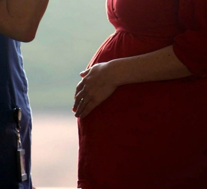 “Una donna incinta mi ha chiesto di cederle il posto, ho detto ‘no’ e che poteva sedersi in terra. Mi hanno dato dello str****”. Il racconto Reddit fa il giro del web