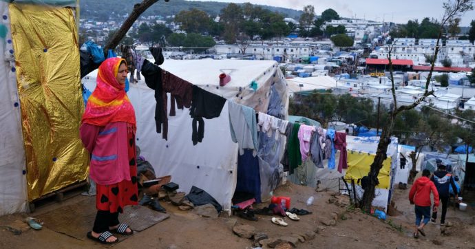 Migranti, l’Ue offre 2mila euro a chi è disposto a tornare a casa dalla Grecia. Paesi Bassi: “Minori non accompagnati? Non li vogliamo”