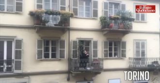 Coronavirus, da Milano a Palermo in migliaia si affacciano al balcone per applaudire medici e infermieri. E c’è chi grida: “Andrà tutto bene”