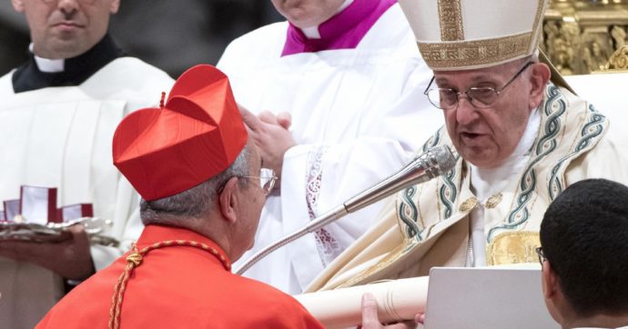 Il Papa si ribella alla Cei: “Riaprite le Chiese”