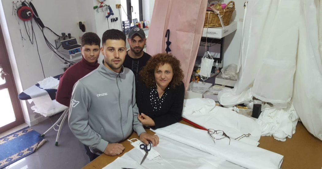 Coronavirus, in Calabria sartoria produce gratis mascherine lavabili (anche se solo artigianali): ‘Lavoro e solidarietà i nostri valori’