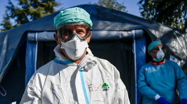 Coronavirus, Conte: “Priorità è la sicurezza di medici e infermieri”. Fontana: “La polemica con la Protezione Civile? Un errore”