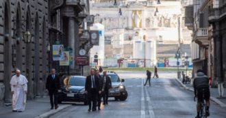 Copertina di Coronavirus, Papa Francesco prega in due chiese simboliche di Roma invocando “la fine della pandemia”. Il significato e i precedenti