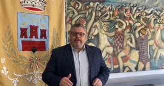 Copertina di Coronavirus, sindaco Agropoli: “Nessun contagio, ma state a casa”. Poi esce, sfila per strada e si ferma abbracciando i cittadini