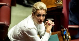 Copertina di B. in esilio con Marta fa testamento (politico)