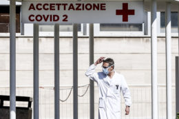 Copertina di Coronavirus, il sindacato dei medici: “Duemila positivi tra i sanitari: senza mascherine e tamponi gli ospedali diventano un pericolo”