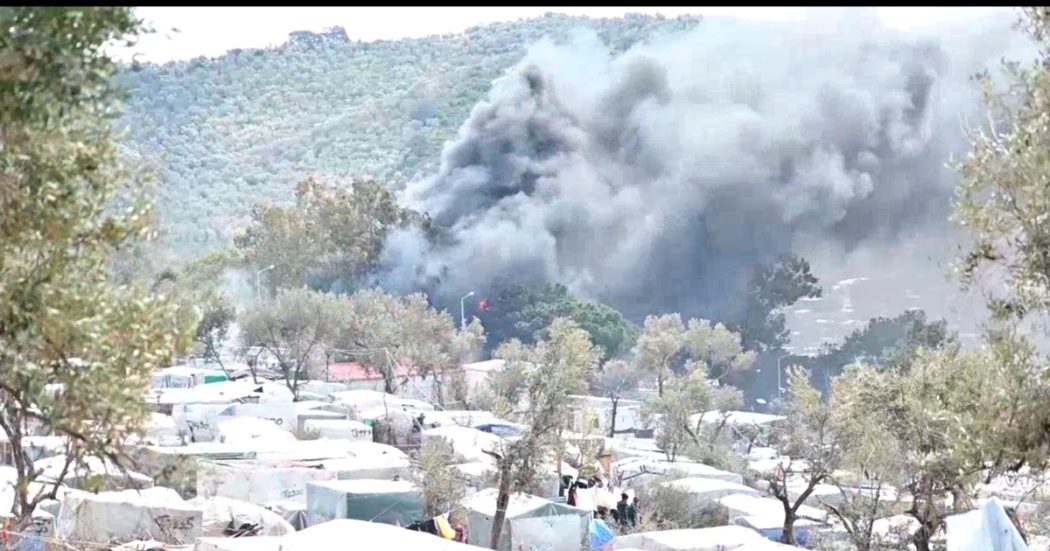 Grecia, scoppia un incendio nel campo profughi di Moria: le immagini dall’isola di Lesbo