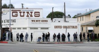 Copertina di Coronavirus, panico negli Usa: in fila per comprare armi e munizioni. “Dobbiamo proteggerci”