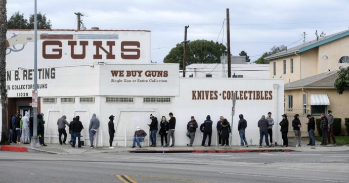 Coronavirus, panico negli Usa: in fila per comprare armi e munizioni. “Dobbiamo proteggerci”