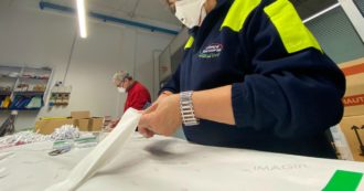 Copertina di Coronavirus, non ci sono più mascherine: la Protezione Civile di Monza e Brianza ne assembla 7mila a mano in un weekend
