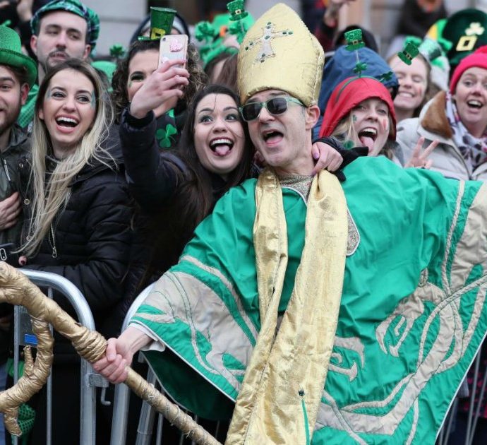 Coronavirus blocca festeggiamenti per San Patrizio, patrono d’Irlanda: i pub restano chiusi ma la parata si fa sui social