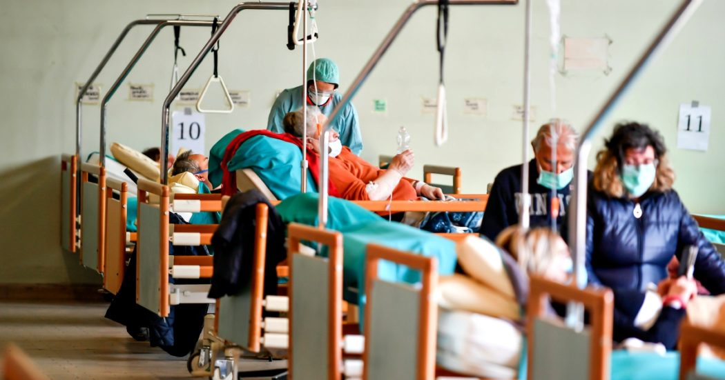 Coronavirus, nel focolaio di Bergamo i medici di base senza protezioni: “Andiamo al macello”. L’ospedale: “C’è disperato bisogno di personale”