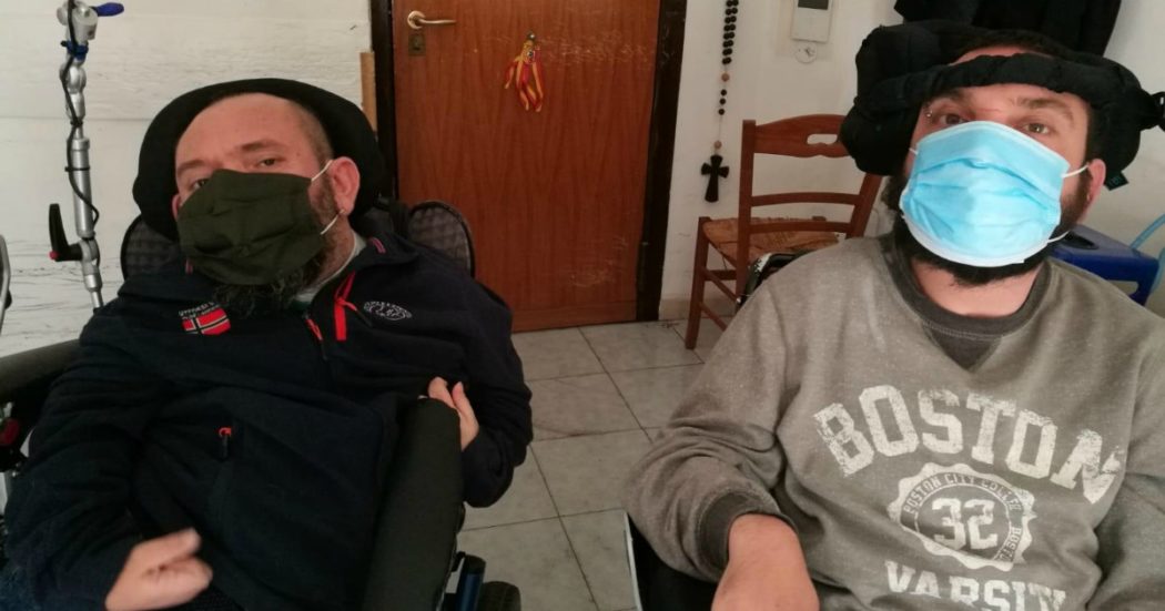Coronavirus, in Sicilia fratelli disabili senza mascherine: gliele invia una manager di Biella dopo appello Facebook. ‘Ma lo Stato ci aiuti’