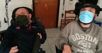 Copertina di Coronavirus, in Sicilia fratelli disabili senza mascherine: gliele invia una manager di Biella dopo appello Facebook. ‘Ma lo Stato ci aiuti’