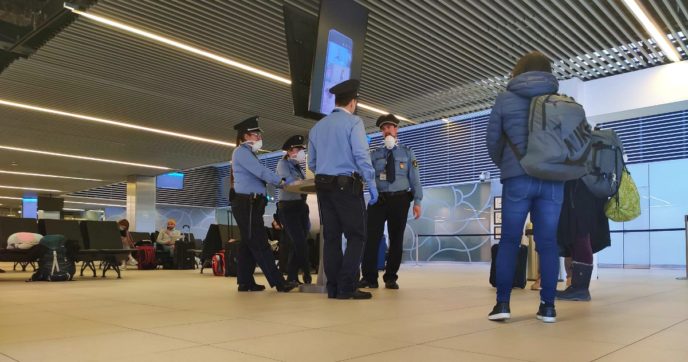 Coronavirus, due italiani residenti in Ungheria bloccati all’aeroporto di Budapest: “Viviamo e lavoriamo qui, ma fanno entrare solo cittadini”