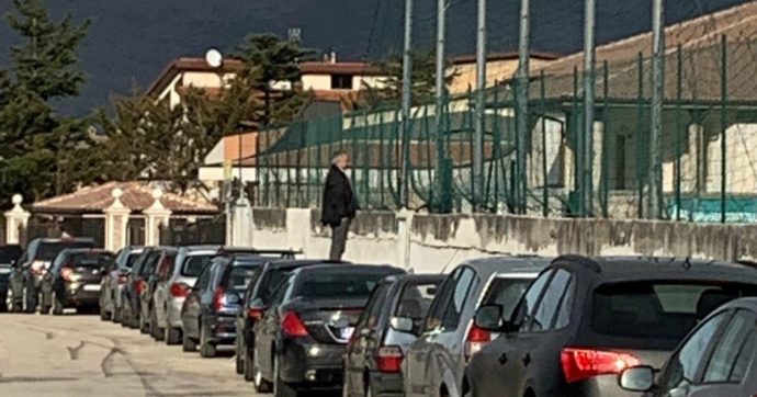 Domeniche bestiali – Cosa si fa pur di vedere la partita: oggi siamo tutti come quel signore sul tetto dell’auto (sperando sia la sua)