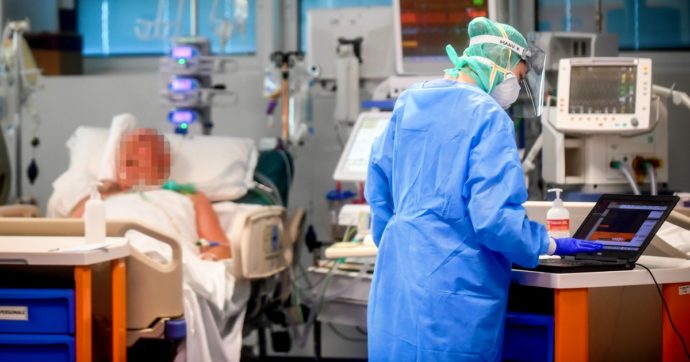 Coronavirus, in Puglia medico va in ospedale con sintomi: 7 sanitari infetti. Primario di Bari: “Ricoveri di genitori di figli rientrati dal Nord”
