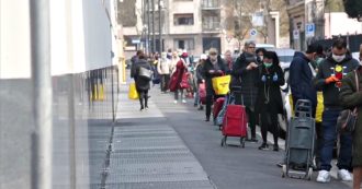 Coronavirus, file chilometriche davanti ai supermercati di Milano: le immagini di via Farini e via Losanna