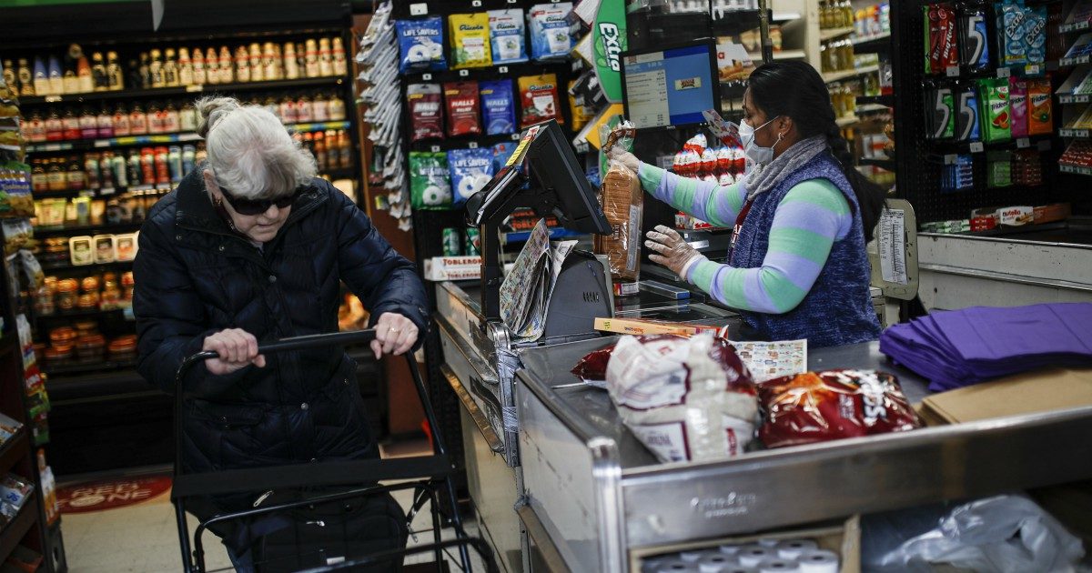 Coronavirus, New York si ferma: tutti i lavoratori a casa. Boom di contagi in Germania e negli Usa, oltre mille morti in Spagna. In Uk chiusi pub, cinema e palestre: “Garantito l’80% di ogni stipendio”