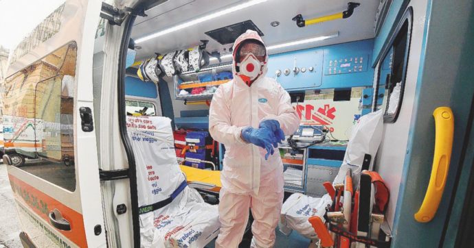 Bergamo, con le ambulanze che portano via i morti