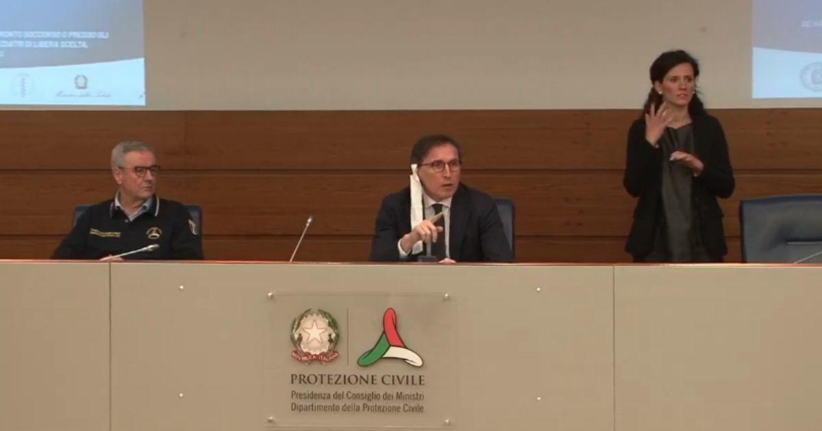 Coronavirus, polemiche per mascherina di Boccia in conferenza stampa. Lui: “Sciacalli. Borrelli sorrideva per le prime adesioni di medici volontari”