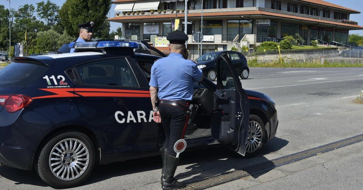 Coronavirus, la polizia lo ferma e lui mostra autocertificazione “per comprare droga”: 33enne denunciato