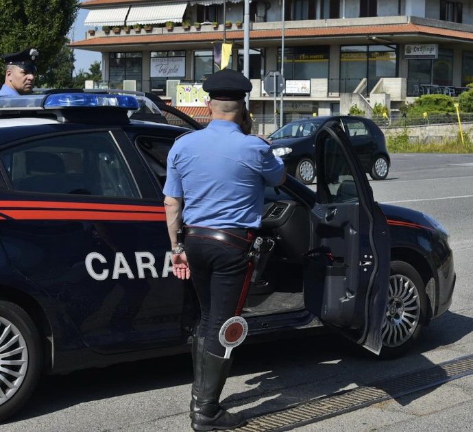 Coronavirus, la polizia lo ferma e lui mostra autocertificazione “per comprare droga”: 33enne denunciato