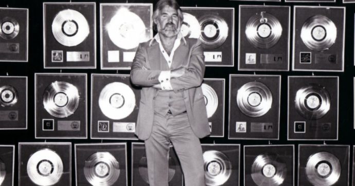 Kenny Rogers morto, l’icona della musica country aveva 81 anni