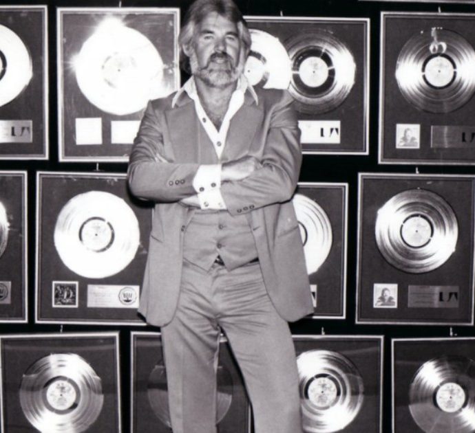 Kenny Rogers morto, l’icona della musica country aveva 81 anni