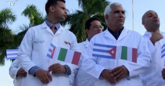 Copertina di Coronavirus, 52 medici cubani partono per aiutare la Lombardia: applausi all’aeroporto. “Come quando abbiamo combattuto l’ebola”