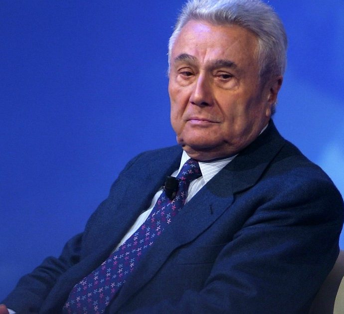 Morto Alberto Arbasino, addio all’intellettuale snob con sguardo sagace sulla piccola borghesia che inventò la “casalinga di Voghera”. Mattarella: “Passione civile e sperimentazione: l’Italia si è arricchita del suo talento, ne farà tesoro”