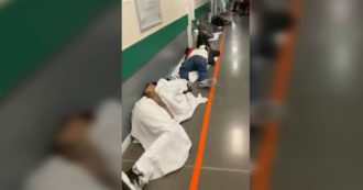 Copertina di Coronavirus, le immagini degli ospedali spagnoli in difficoltà: a Madrid pazienti stesi a terra per i corridoi. Letti e sedie ammassati lungo le corsie