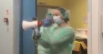 Coronavirus, la dottoressa in reparto incoraggia pazienti e colleghi con il megafono: “L’Italia è con voi”. E fa partire l’Inno di Mameli