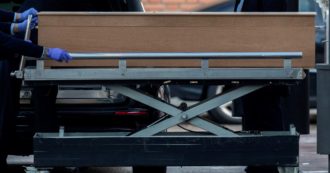 Copertina di Malati a terra in ospedale, cadaveri in case di cura